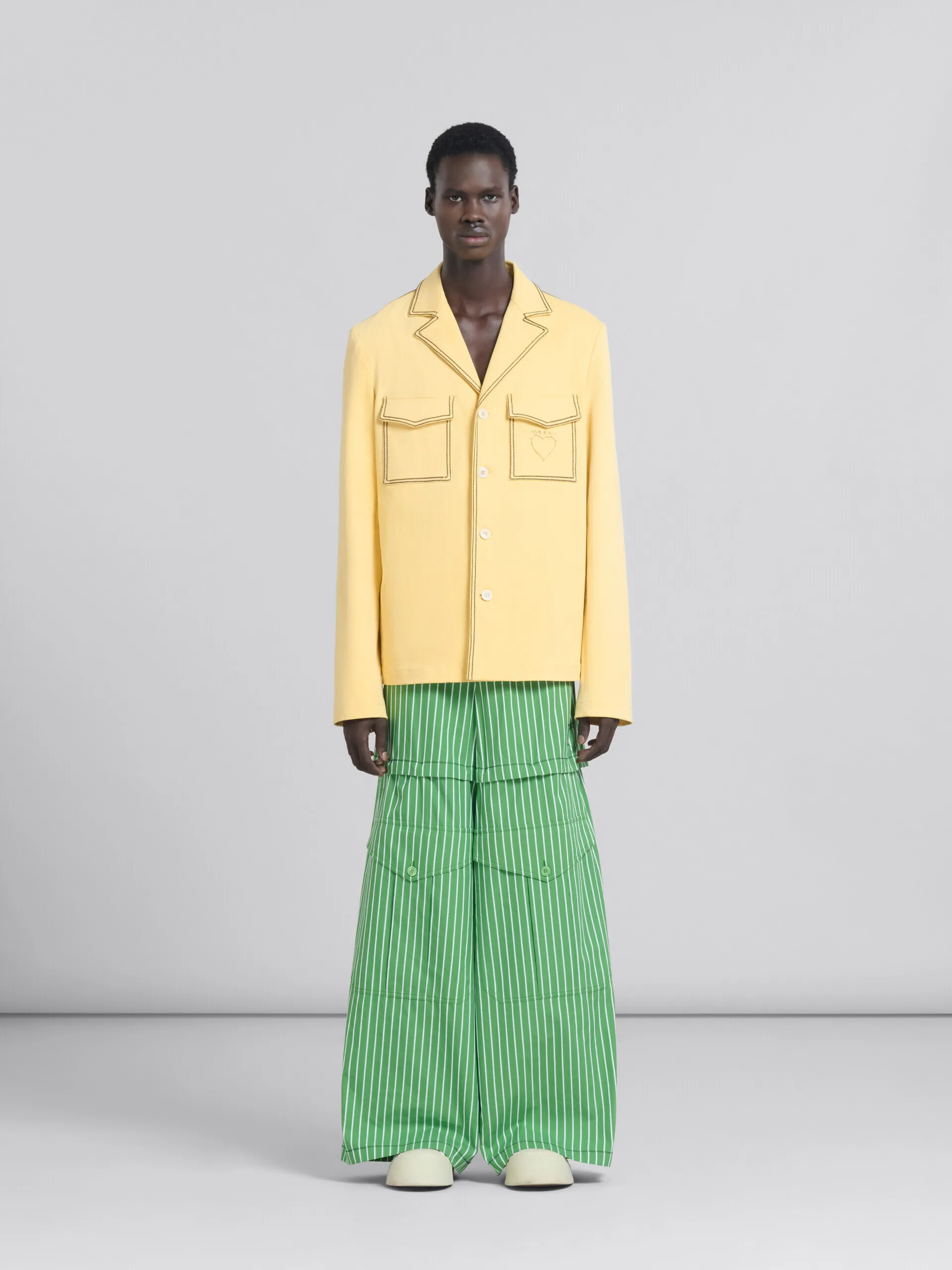 Blazer in denim biologico giallo con cuciture a contrasto