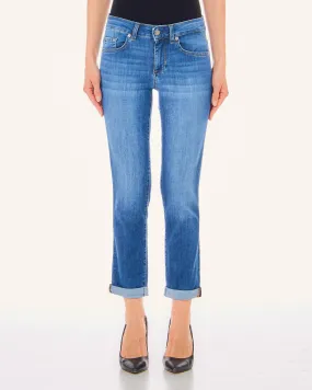 Jeans blu mirato in cotone stretch leggero con applicazioni in strass sulla tasca posteriore e risvolto