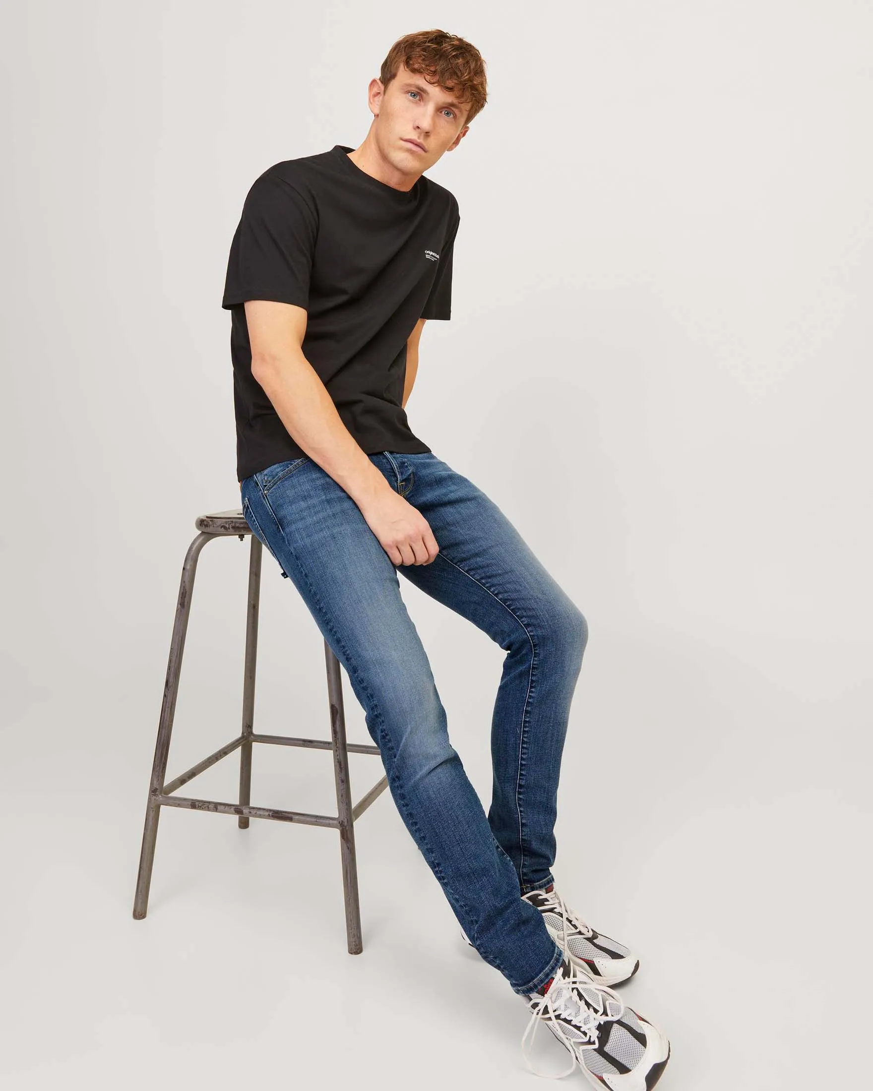 Jeans slim-fit a vita bassa in cotone stretch lavaggio medio stone washed con leggere sabbiature